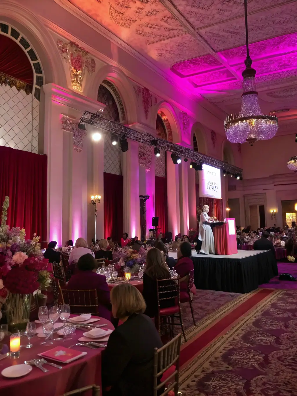 A photograph of a fundraising event organized by COULEURS EN PARTAGE, featuring art auctions and donations, illustrating the association's commitment to supporting social causes through art.